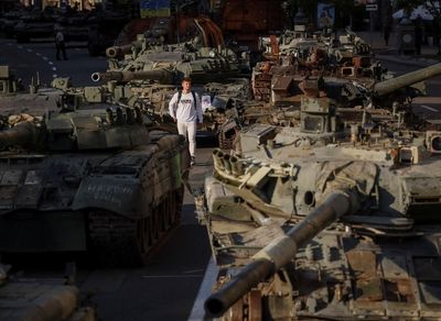Russia ‘in very fragile position’ and bracing for ‘major’ Ukrainian counterattack, say UK