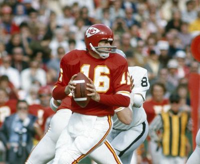 Len Dawson, Kansas City Chiefs quarterback and broadcasting legend, dies at 87