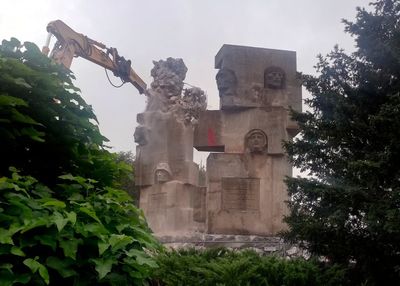 Poland begins to dismantle Soviet-era monument