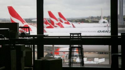 Qantas CEO Alan Joyce resists union calls to resign after airline chaos, $860m loss and no dividend
