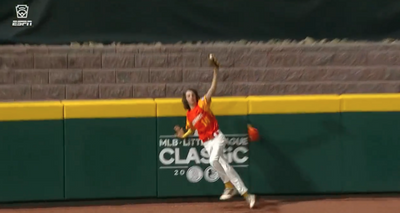 Texas Little Leaguer stunningly robbed a sure-fire home run while losing his hat