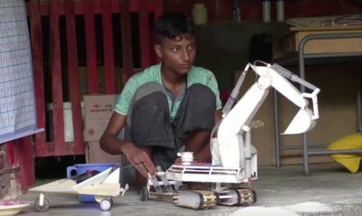 Aspiring Rohingya teen builds hydraulic mini-excavator from scraps