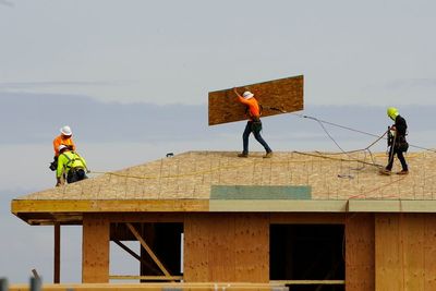 Fewer Americans claim jobless benefits last week