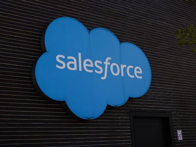 Salesforce Faces Price Target Cuts On Guidance Cut, Shares Slide