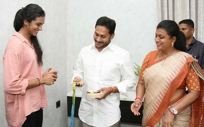 Sports stars Sindhu, Rajani call on CM