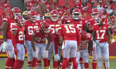 Chiefs line up in ‘choir huddle’ to honor the late Len Dawson