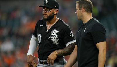 White Sox’ Yoan Moncada leaves game with tight hamstring