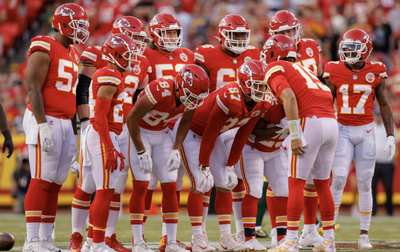 Chiefs paid classy tribute to late Len Dawson by recreating QB’s trademark ‘choir huddle’