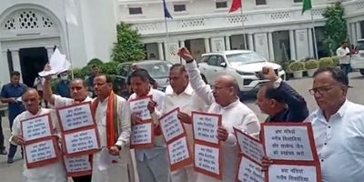 Delhi: BJP workers protest outside Delhi Assembly against new excise policy