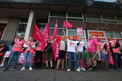 Royal Mail workers begin four-day strike as 115,000 walk out