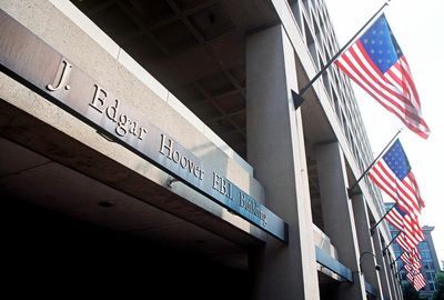Fence jumper nabbed at Chicago FBI HQ