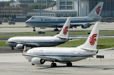 US suspends Chinese airline flights in COVID-19 dispute