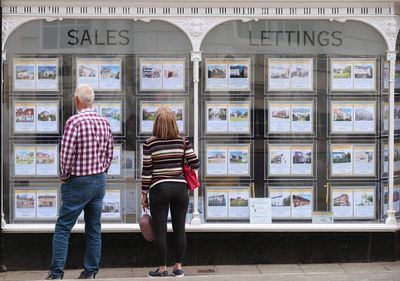 Aspiring London home buyers need £35,000 pay rise to qualify for mortgage, Zoopla says