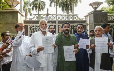 Congress leaders slam Azad’s resignation