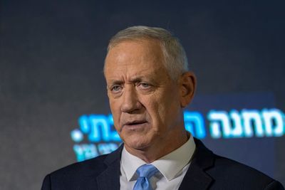 Israeli defense minister in US to discuss Iran nuclear talks
