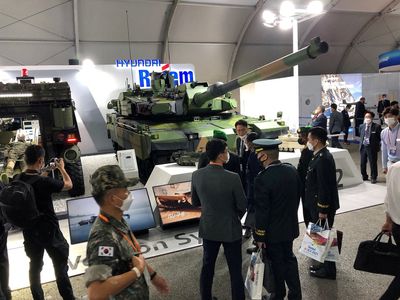 South Korea, Poland sign $5.8 billion tank, howitzer contract