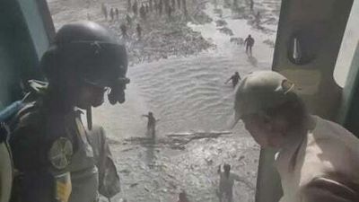 Distraught Pakistanis struggle with flood damage
