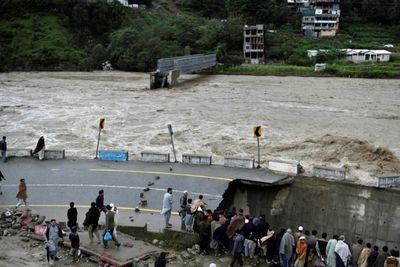 Pakistan monsoon flooding death toll tops 1,000