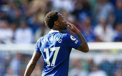 Ten-man Chelsea beat Leicester 2-1 as Sterling scores twice