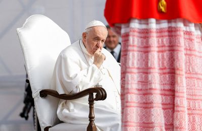 Popes who resign are humble, Francis says in central Italy visit