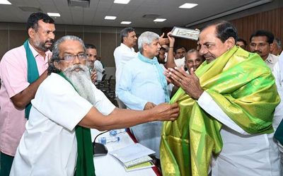 KCR urged to lead a nationwide campaign to unite farmers