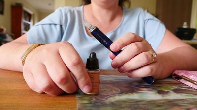 Queensland government gets 'Dirty Ashtray Award' over e-cigarettes as survey shows widespread community concern about vaping