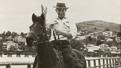 Australia's last mounted postie Bruce Dennis farewelled by historic town of Gundagai