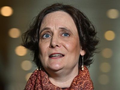 Businesses back lowering COVID isolation