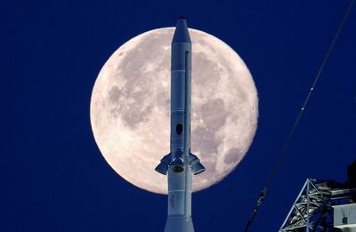 NASA delays moon rocket liftoff after engine trouble
