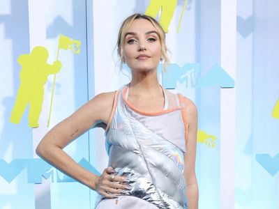 Chloe Fineman’s MTV VMAs dress was filled with snacks