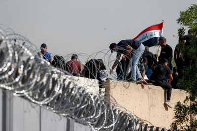 Deadly clashes rage in Baghdad in Shi'ite power struggle