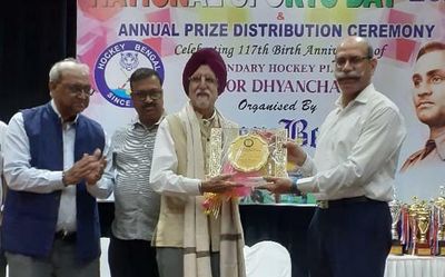 Hockey Bengal honours Gurbux and Vece