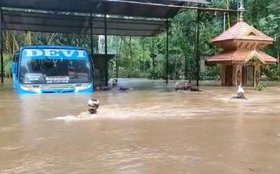 Rains submerge Kottayam, Pathanamthitta