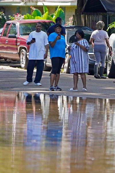 Mississippi residents brace for flood as river reaches crest