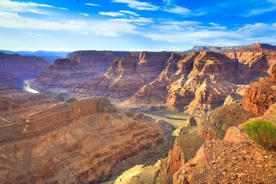 Man dies after 200-foot fall from ledge in Grand Canyon