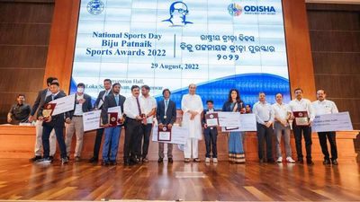 CM felicitates sportspersons with Biju Patnaik Award, gives cash prize