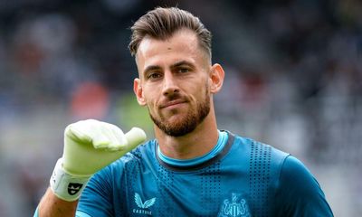 Manchester United agree loan deal for Dubravka as Antony completes medical