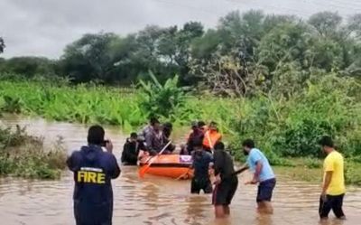 Chamarajanagar villages flooded, DC inspects rain situation