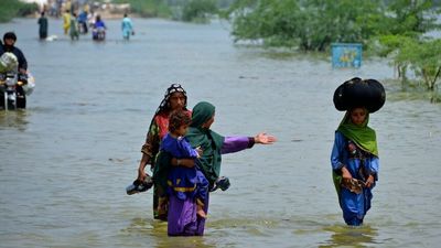 One-third of Pakistan underwater as 500,000 flee to camps after floods