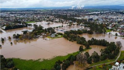 Victorian authorities warn of increased flood risk this spring, as dams reach capacity