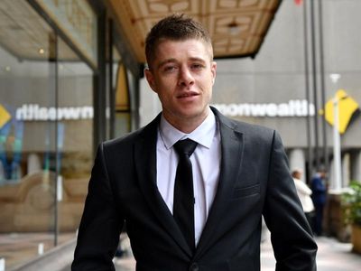 Cop recalls graphic scene of being stabbed