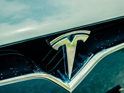 Benzinga Before The Bell: Tesla Sues Louisiana Automobile Dealers Association, Will iPhone 14 Feature Satellite Connectivity?, Netflix Denies $7 To $9 Ad-Supported Plan And Other Top Financial Stories Tuesday, August 30