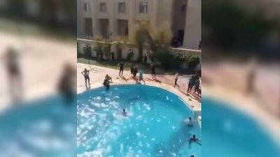 Iraq: Moqtada al-Sadr supporters invade the government palace and swim in the pool
