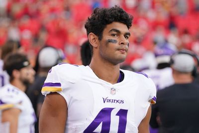 Minnesota Vikings waive linebacker Chazz Surratt