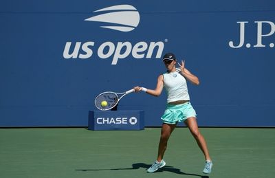 Swiatek eases into US Open second round