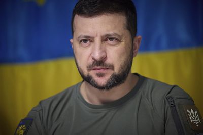 Zelenskyy warns Russian forces amid southern Ukraine offensive