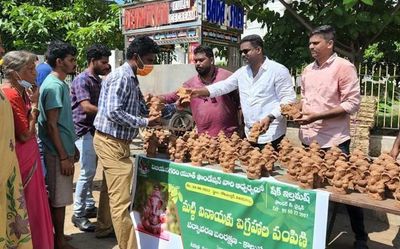 Muslim youth distribute Ganesha idols in Fort City