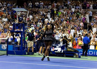 Serena back in spotlight, Murray marches on