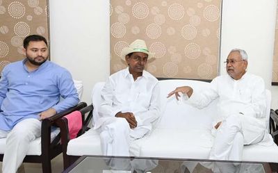KCR holds discussion with Nitish Kumar in Patna