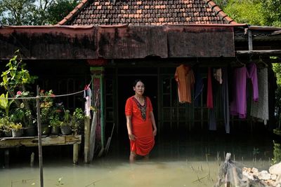 AP PHOTOS: Living amid flood in Indonesia, unable to leave